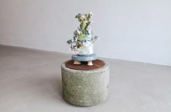 2017, ***kurz***, ceramic, wood und cement,
(67 x 40 x 40 cm)